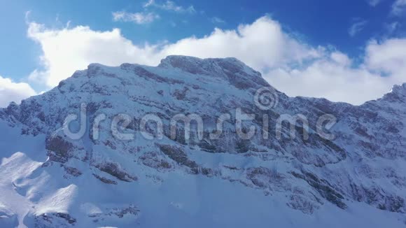 山上美丽的雪景空中飞行镜头视频的预览图