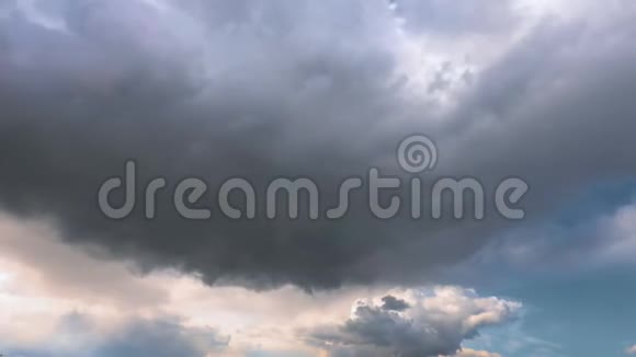 乌云密布的天空自然背景视频的预览图