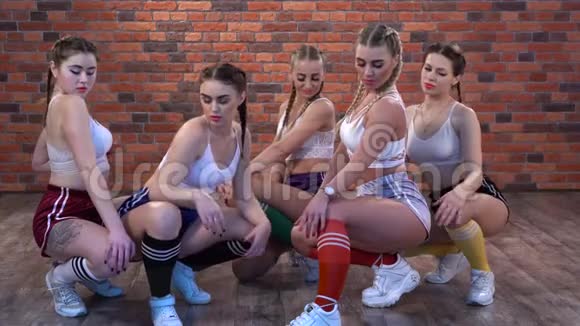 五个穿着运动短裤和紧身裤的女孩在跳舞视频的预览图