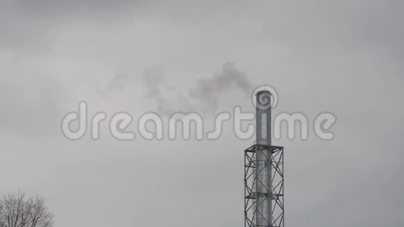 灰色的工厂管道在灰色的天空中排放烟雾视频的预览图
