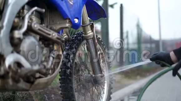 2020年4月2ChelmskoSlaskie年轻人在YamahaWr250WR上洗摩托车视频的预览图