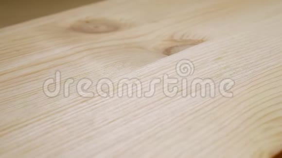 加工成梁或板的木材视频的预览图
