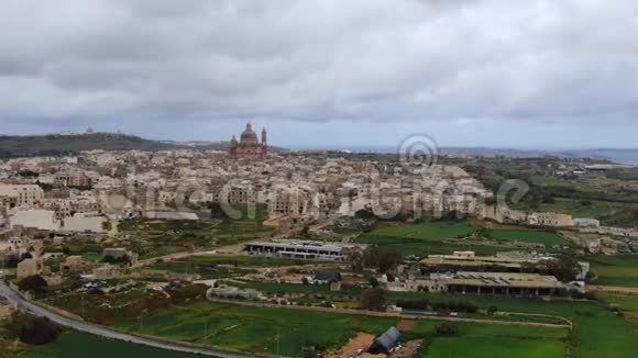 在戈佐马耳他岛上的历史城市Xewkija的鸟瞰图视频的预览图
