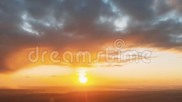 阳光灿烂的天空的鸟瞰图黎明时美丽的天空秋田和草甸之上的落日天空视频的预览图