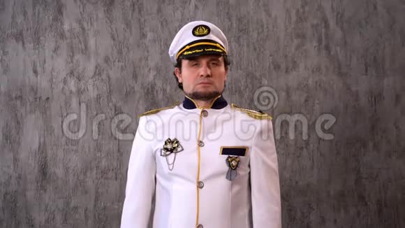 穿着白色制服的船长直视着摄像机视频的预览图