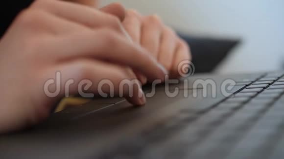 在家庭办公室工作的女人手按键盘关闭一个漂亮的女人坐在家里的沙发上手提电脑从视频的预览图