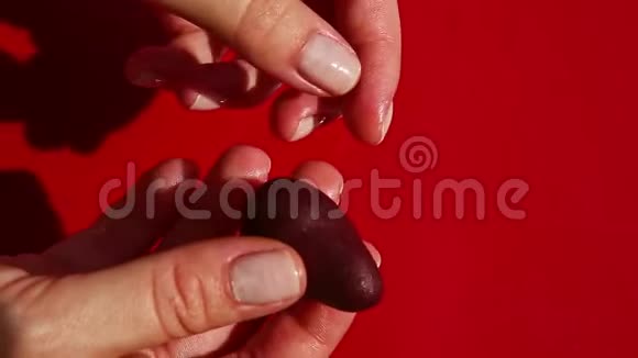 上景特写女人手做紫色茄子形状的杏仁糖视频的预览图