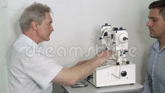 男性视镜检查患者眼压视频的预览图