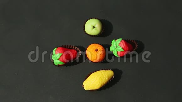 图上可看到各种水果形状的杏仁糖视频的预览图