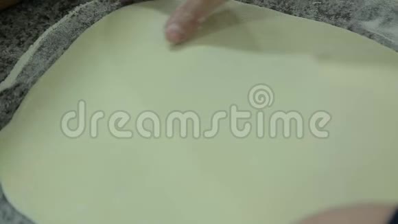 一个女人用手擀面团做披萨视频的预览图