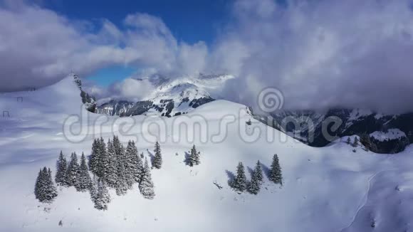 阿尔卑斯山美妙的白雪皑皑的冬季景观鸟瞰图视频的预览图