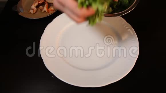 厨师放在一个盘子里草莓樱桃番茄莫扎雷拉奶酪烤虾特写镜头视频的预览图