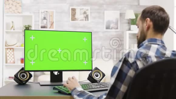 在绿色屏幕PC上工作的明亮客厅里的静态镜头视频的预览图
