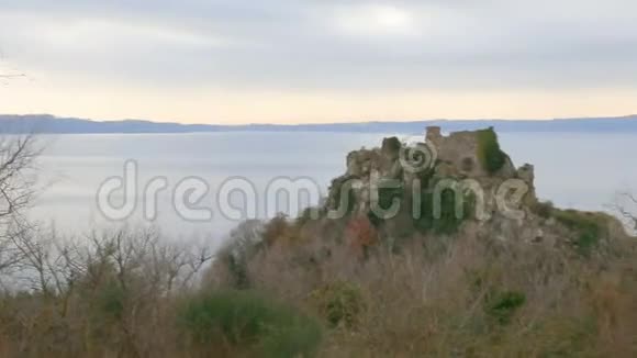 在布拉恰诺湖的特雷维尼亚诺的罗卡德格利奥西尼意大利湖上的废墟视频的预览图