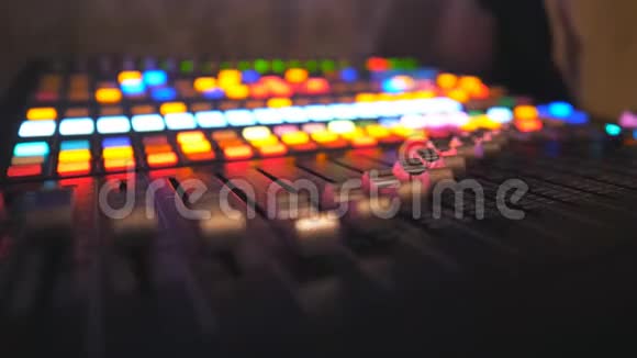 用移动按钮关闭DJ遥控器录音室的工作流程放大器和声音的平衡音乐剧视频的预览图