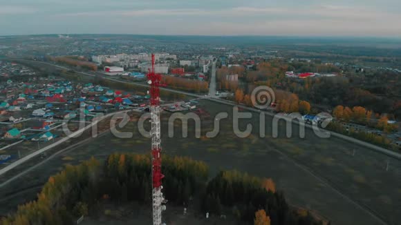 位于布拉戈维什钦斯克市背景的电视塔视频的预览图