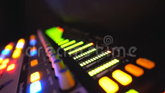 在夜总会用旋钮和绿色均衡器关闭音板查看音频波或音乐控制级别视频的预览图