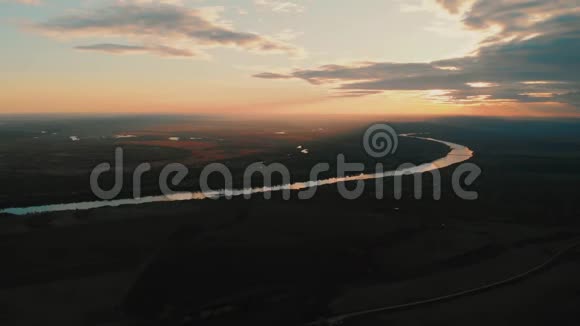 在布拉戈维什切斯克巴什科托斯坦日落时的空中俯瞰河流视频的预览图