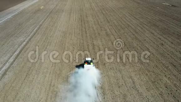 气射拖拉机在田间喷洒化学肥料视频的预览图
