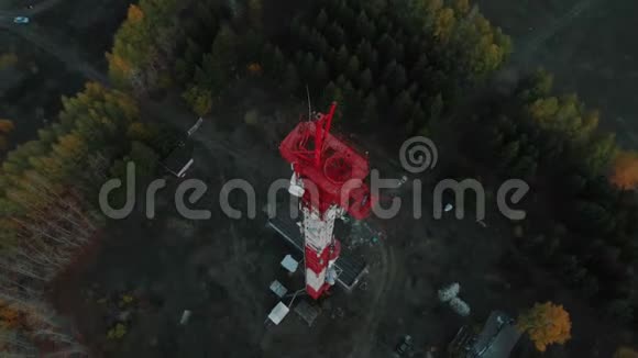 在布拉戈维申斯克的一座电视塔的鸟瞰图视频的预览图