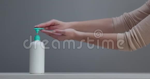 冠状病毒手消毒剂清洁手卫生凝胶预防电晕病毒传播女人酗酒视频的预览图