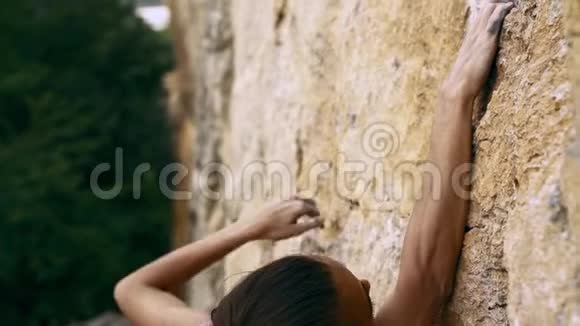 女人手伸向黄色的悬崖握住岩石视频的预览图