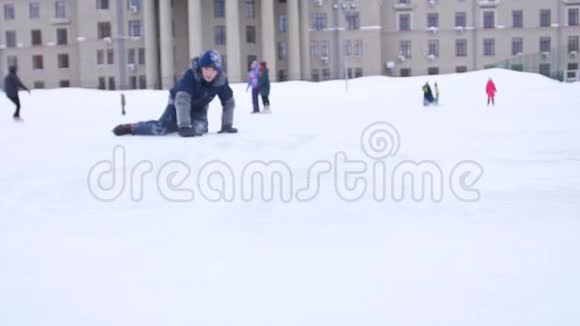那家伙溜冰摔倒了曲棍球运动员在冰上摔倒视频的预览图