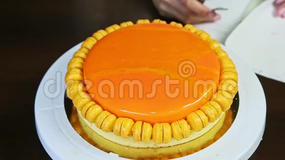 食用金叶橙釉圆芝士蛋糕装饰准备视频的预览图