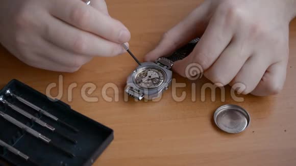 手表制造商的手正在修理老式的手表视频的预览图
