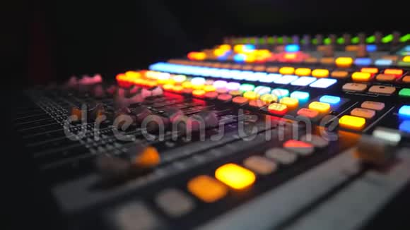 在DJ遥控器或声板上移动按钮的侧面视图录音室的工作过程背景模糊视频的预览图
