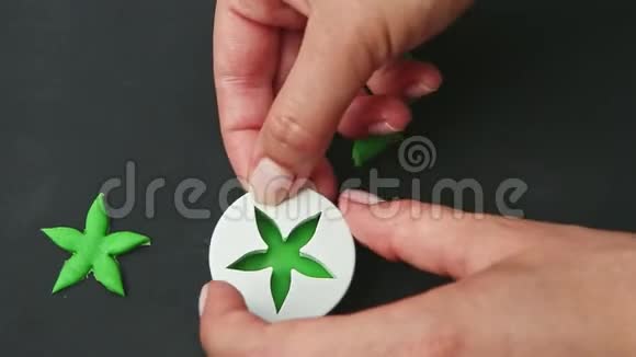 上景特写双手由绿色的玛吉潘团做成星形叶子视频的预览图