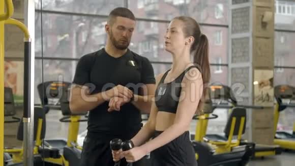 教练在健身房锻炼时对女人大喊大叫视频的预览图