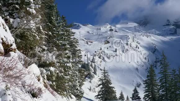 在一个阳光明媚的冬日群山中梦幻般的雪景视频的预览图