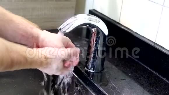 流动自来水下洗手视频人类洗手以防止冠状病毒视频的预览图