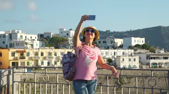 女人在度假时用智能手机拍照视频的预览图