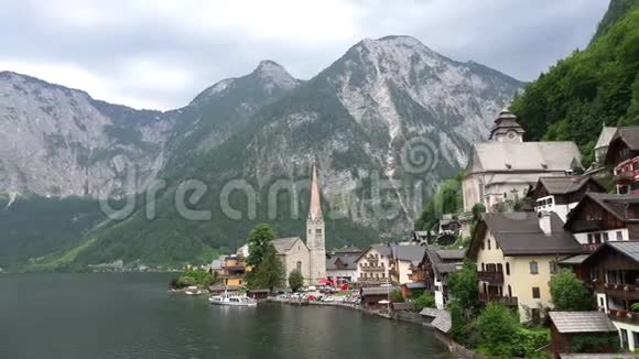 奥地利著名的城市村庄哈尔斯塔特在达赫斯坦萨尔茨卡梅尔古特阿尔卑斯山山谷与埃文利利教堂的全景拍摄视频的预览图