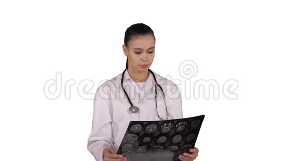 女医生带白色实验衣看x射线摄影图像ct扫描白底mri视频的预览图