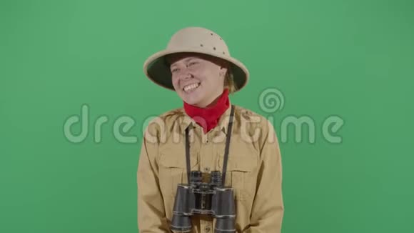 一个女探险家的笑声视频的预览图