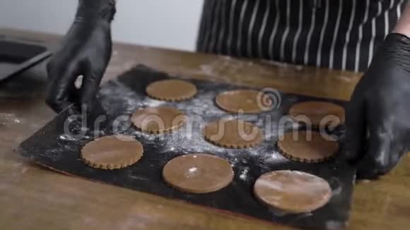 男厨师把姜饼饼干放在铁锅上一位糕点厨师准备烤饼干视频的预览图