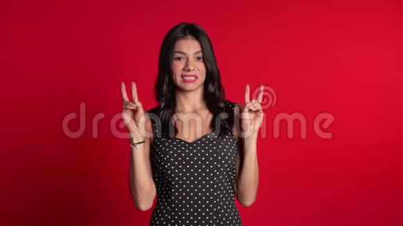 漂亮的女孩用双手和两个手指像引号一样弯曲手指视频的预览图