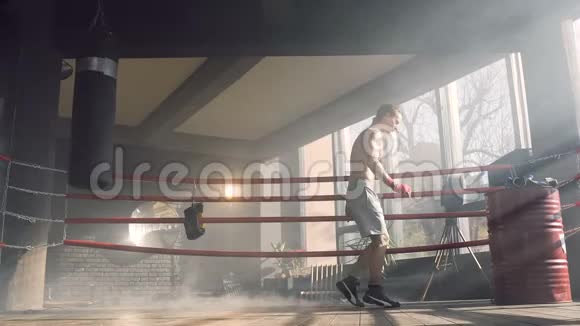 男拳击手在拳击手环上跳舞视频的预览图