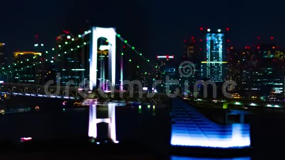 东京市区一座小型白桥的夜间时间推移倾斜放大视频的预览图