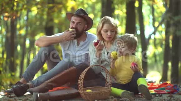 自然健康的家庭超过秋季的背景家庭父母和人的概念幸福的母亲父亲和孩子视频的预览图