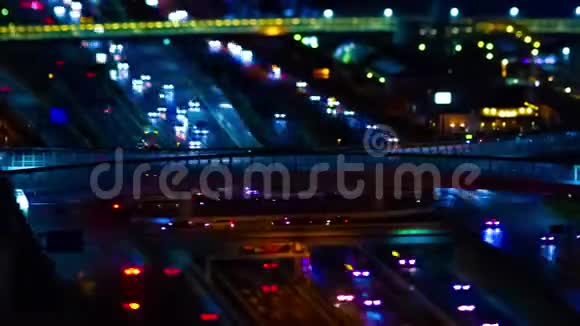 东京市区一条小型高速公路的夜间时间推移倾斜放大视频的预览图