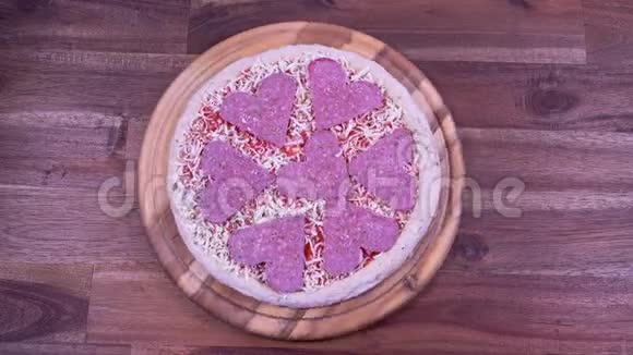 做披萨意大利披萨配意大利腊肠视频的预览图