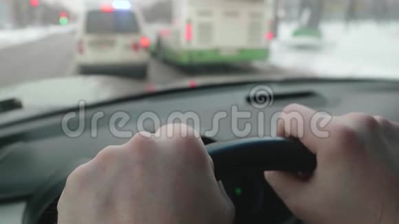 把司机的手放在方向盘上模糊的视野紧急汽车前进在司机前面视图视频的预览图