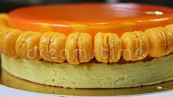 橘色玻璃海绵蛋糕装饰杏仁饼特写全景图视频的预览图