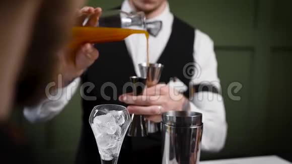 酒保煮鸡尾酒一个人把配料混合在一起以获得正确的味道视频的预览图