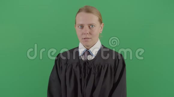 昏昏欲睡的女法官在法庭上打哈欠视频的预览图