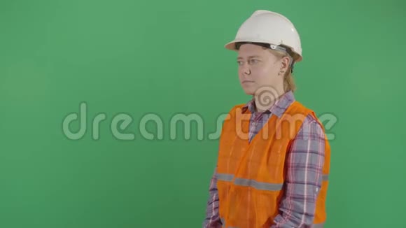女工程师在屏幕上钻孔视频的预览图